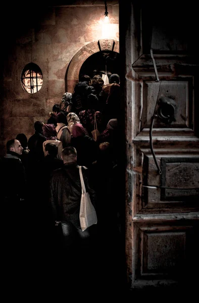 Kutsal türbe Tapınağı. sıra, insanlar Golgota girişinde.