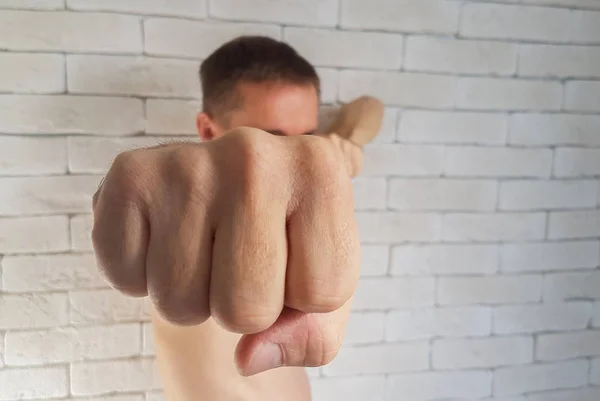 Zangado homem e seu punho — Fotografia de Stock