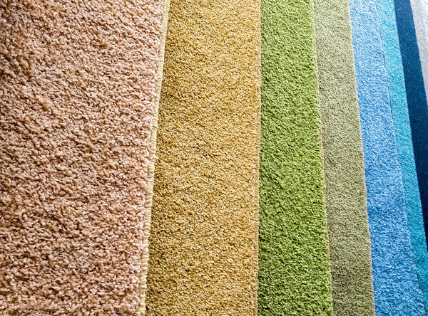 Красочные образцы ковров в магазине