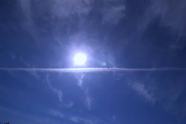 Céu Sol Pista Inversa Avião Sol Brilhante Céu Primavera Nuvens — Fotografia de Stock