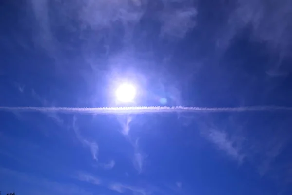 Der Himmel Die Sonne Die Umgekehrte Bahn Des Flugzeugs Strahlende — Stockfoto