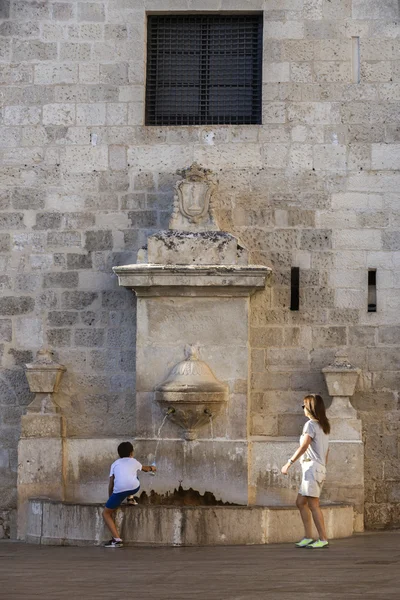 クエンカ スペインで 水のボトルを埋める少年サン ジュリアン大聖堂の広場に置かれた典型的なソース — ストック写真