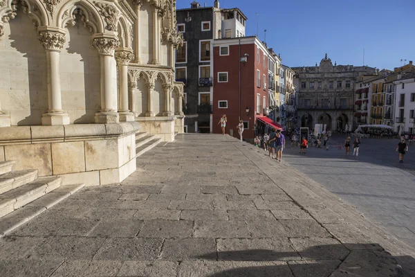 Les touristes marchent près de la façade de la cathédrale de Cuenca, Le chat — Photo