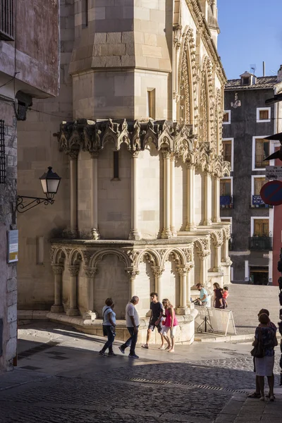 Turistas caminan cerca de la fachada de la Catedral de Cuenca, El gato — Foto de Stock