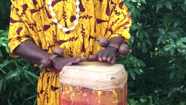 Чёрный музыкант играет на барабанах — стоковое видео