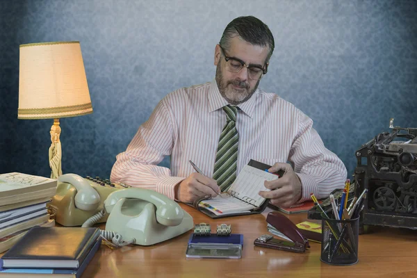 Empleado con gafas en su libreta de direcciones —  Fotos de Stock