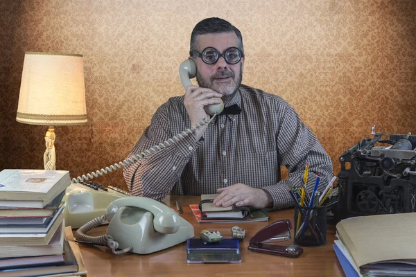 Mitarbeiterin mit Brille telefoniert im Büro — Stockfoto