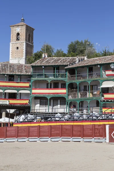 Huvudsakliga torget av Chinchon omvandlas till tjurfäktningsarena, Spanien — Stockfoto