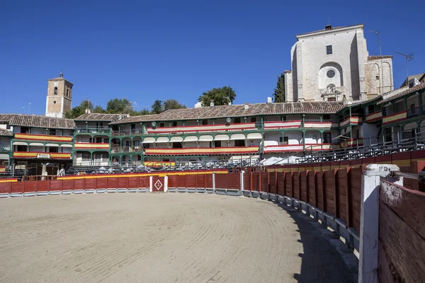 Huvudsakliga torget av Chinchon omvandlas till tjurfäktningsarena, Spanien — Stockfoto