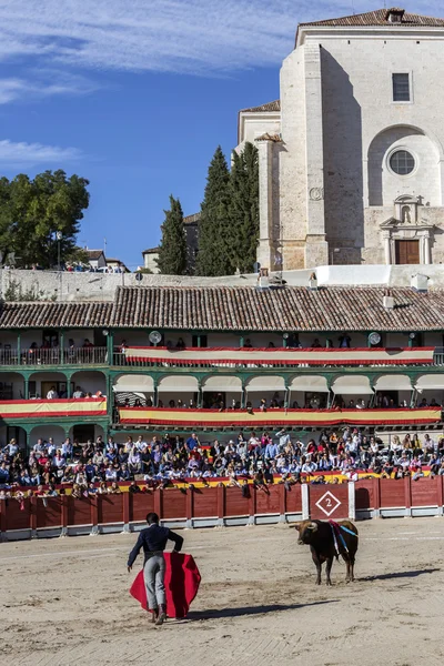 Torero spagnolo El Fundi con il mantello nella piazza principale di chinchon, Spagna — Foto Stock