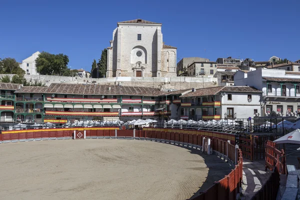 Huvudsakliga torget av Chinchon omvandlas till tjurfäktningsarena, Spanien — Stockfoto