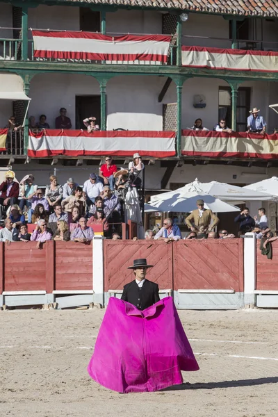 Spanish bullfighter Miguel Abellan with the cape in the main square of chinchon, Spain — Stock Photo, Image