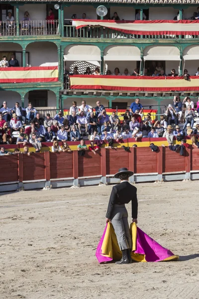 Spainish bullfighter Miguel Abellan with the cape in the main square of chinchon — Stock Photo, Image