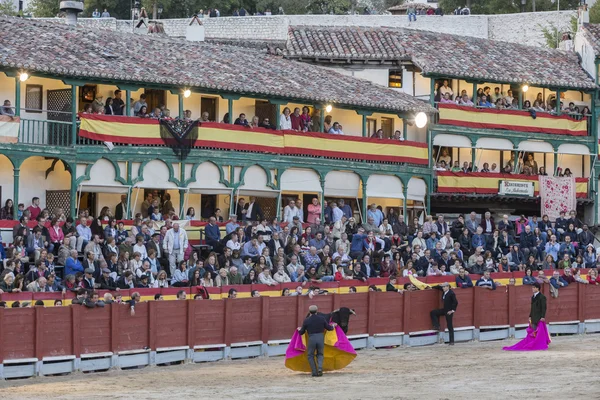 Traditionell tjurfäktning stämpel i det stora torget i chinchon under festivalen, Spanien — Stockfoto