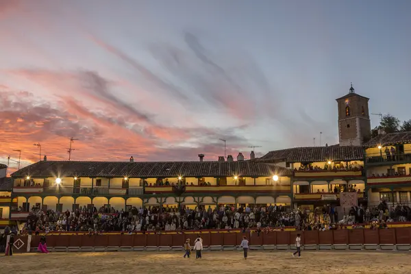 Plein van de Plaza die Mayor van Chinchon als een arena, Spanje aangepast — Stockfoto