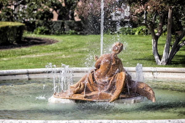 Krásná fontána poblíž královský palác v Aranjuezu, Španělsko — Stock fotografie