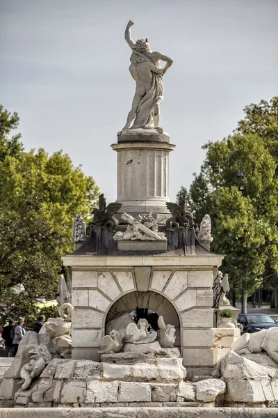 Vista a la fuente en el jardín del Palacio Real de Aranjuez, España — Foto de Stock