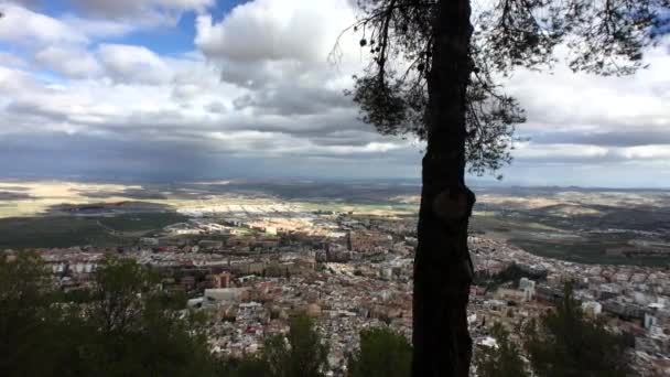 Panoramiczny widok Jaen od zamku Santa Catalina w prowincji Jaen, Andaluzja, Południowa Hiszpania — Wideo stockowe