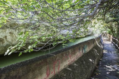  Geçiş sırasında sonbahar, Jucar Nehri boyunca almak Alcala del Jucar Albacete Eyaleti, İspanya