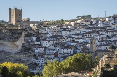 Panoramik şehir, kireç taşı dağın zirvesinde yer alan 12. yüzyılda Muvahhidler kökenli, kale almak içinde Alcala del Jucar, Albacete Eyaleti, İspanya