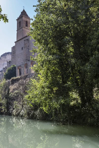 Geçit Jucar Nehri boyunca, sağ Kilisesi, San Andres, stilleri geç Gotik ve korunmuş, almak içinde Alcala del Jucar, Albacete Eyaleti, İspanya — Stok fotoğraf