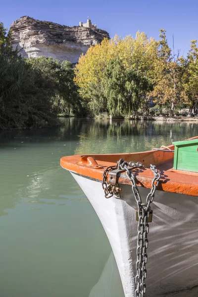 Jucar river, boat of recreation in small lagoon in the central part of the town, at the top of mountain limestone is situated castle of Almohad origin of the century XII, Alcala del Jucar, Albacete, Spain — Stock Photo, Image