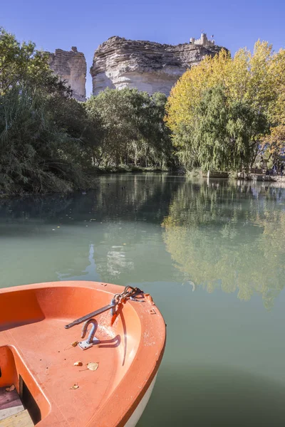 Jucar nehir, tekne eğlence dağ kireçtaşı üstündeki şehrin orta kısmında küçük lagoon içinde yer alan kale Muvahhidler yüzyıldan XII, Alcala del Jucar, Albacete, İspanya kökenlidir — Stok fotoğraf