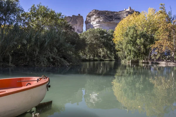 Jucar nehir, tekne eğlence dağ kireçtaşı üstündeki şehrin orta kısmında küçük lagoon içinde yer alan kale Muvahhidler yüzyıldan XII, Alcala del Jucar, Albacete, İspanya kökenlidir — Stok fotoğraf