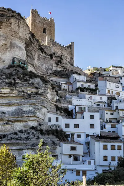 Zijaanzicht van het dorp, op de top van kalksteen berg ligt kasteel uit de 12e eeuw Almohaden oorsprong, nemen in Alcala del Jucar, provincie Albacete, Spanje — Stockfoto