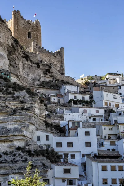 Zijaanzicht van het dorp, op de top van kalksteen berg ligt kasteel uit de 12e eeuw Almohaden oorsprong, nemen in Alcala van de Jucar, provincie Albacete, Spanje — Stockfoto