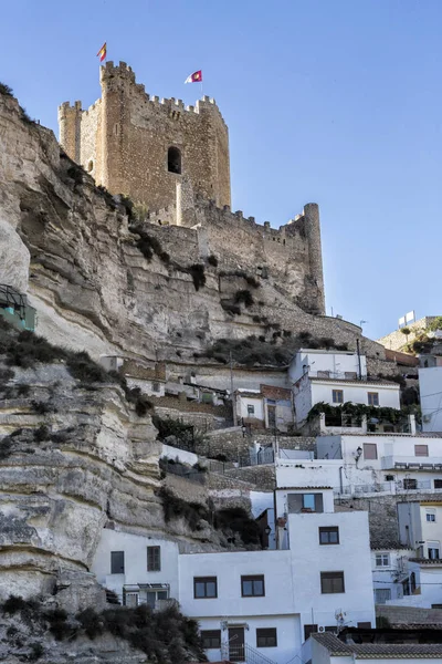 Vue latérale du village, au sommet de la montagne de calcaire est situé Château du 12ème siècle origine almohade, prendre à Alcala del Jucar, province d'Albacete, Espagne — Photo