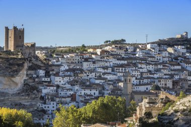 Panoramik şehir, kireç taşı dağın zirvesinde yer alan 12. yüzyılda Muvahhidler kökenli, kale Jucar, Albacete Eyaleti, İspanya Alcala içinde al