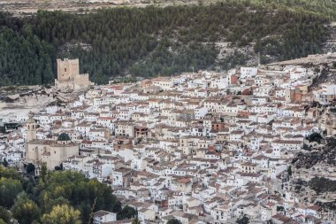  Panoramik şehir, kireç taşı dağın zirvesinde yer alan 12. yüzyılda Muvahhidler kökenli, kale almak içinde Alcala del Jucar, Albacete Eyaleti, İspanya