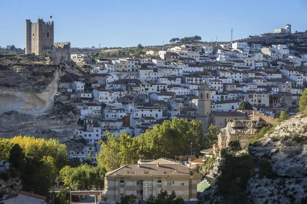 Panoramisch uitzicht over de stad, op de top van kalksteen berg ligt kasteel uit de 12e eeuw Almohaden oorsprong, nemen in Alcala del Jucar, provincie Albacete, Spanje — Stockfoto