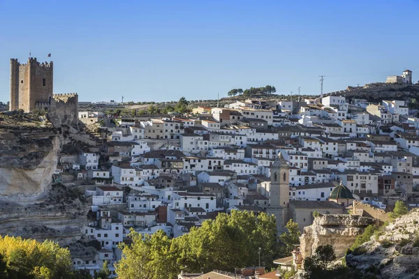 Vista panoramica della città, in cima alla montagna calcarea si trova il Castello di origine almohade del XII secolo, prendere in Alcala del Jucar, provincia di Albacete, Spagna — Foto Stock