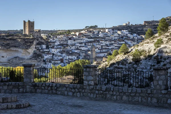 Panoramatický pohled na město, na vrcholu skály se nachází hrad z 12. století opěrná, se v Alcala Jucar, provincii Albacete, Španělsko — Stock fotografie