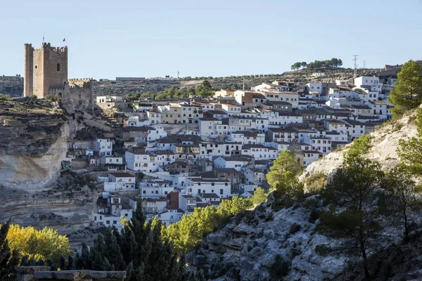 Panoramisch uitzicht over de stad, op de top van kalksteen berg ligt kasteel uit de 12e eeuw Almohaden oorsprong, nemen in Alcala del Jucar, provincie Albacete, Spanje — Stockfoto