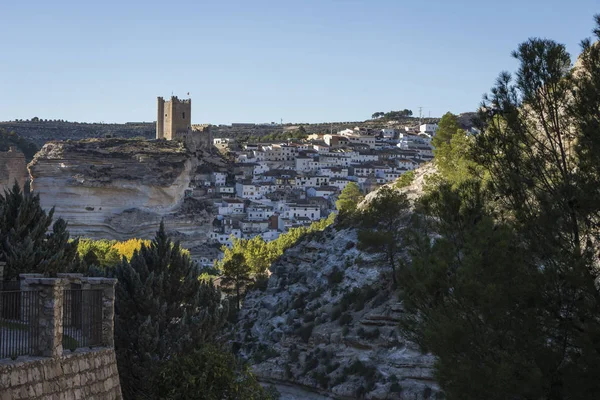 Panoramatický pohled na město, na vrcholu skály se nachází hrad z 12. století opěrná, se v Alcalá del Jucar, provincii Albacete, Španělsko — Stock fotografie