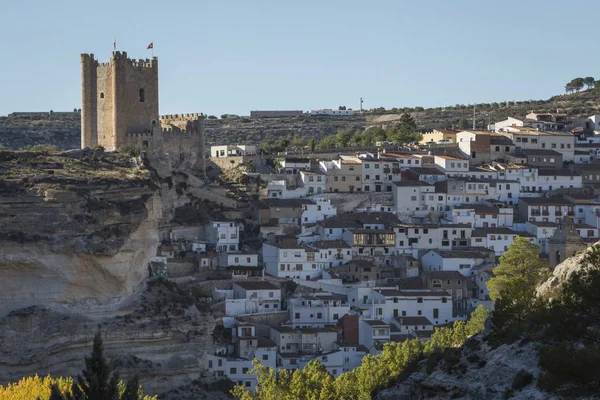 Panoramablick auf die Stadt, auf dem Gipfel des Kalksteinberges befindet sich Schloss aus dem 12. Jahrhundert Almohad Ursprung, nehmen Sie in Alcala del Jucar, Provinz Albacete, Spanien — Stockfoto