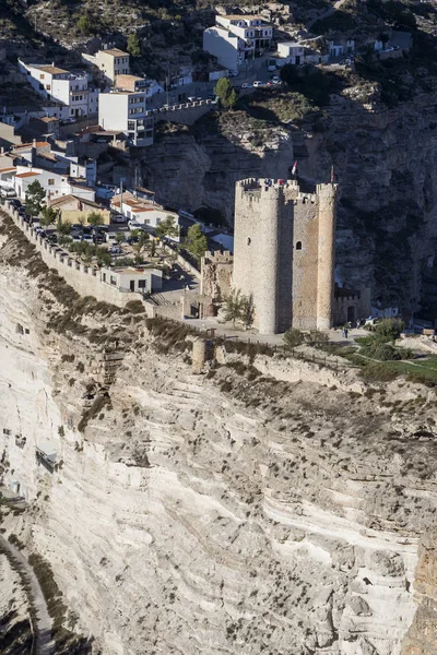 Vista panorâmica da cidade, no topo da montanha de calcário está situado Castelo do século XII origem almóada, tomar em Alcala del Jucar, província de Albacete, Espanha — Fotografia de Stock