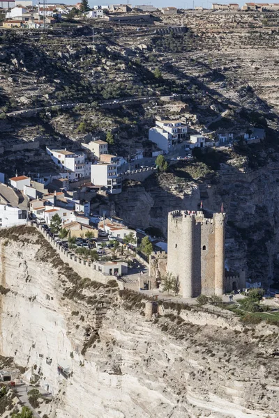 Vista panorâmica da cidade, no topo da montanha de calcário está situado Castelo do século XII origem almóada, tomar em Alcala del Jucar, província de Albacete, Espanha — Fotografia de Stock