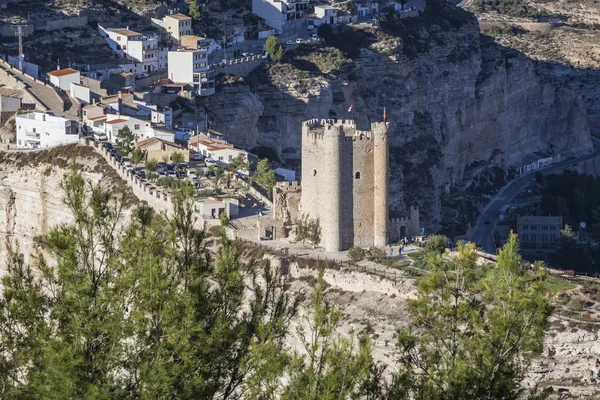 Vista panoramica della città, sulla cima della montagna calcarea si trova Castello di origine almohade del XII secolo, prendere in Alcala del Jucar, provincia di Albacete, Spagna — Foto Stock