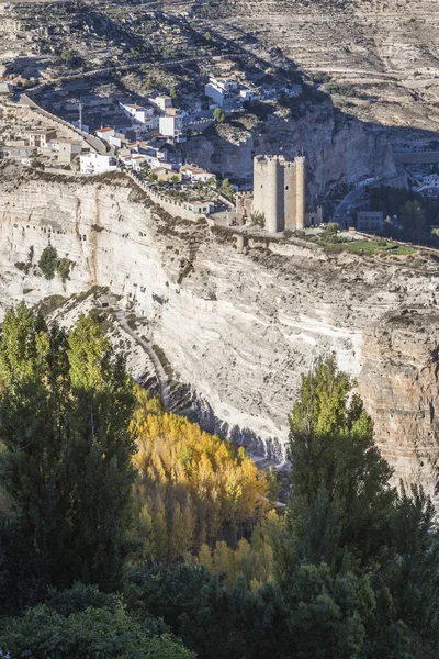 Vista panorâmica da cidade, no topo da montanha de calcário está situado Castelo do século XII origem almóada, tomar em Alcala del Jucar, província de Albacete, Espanha — Fotografia de Stock