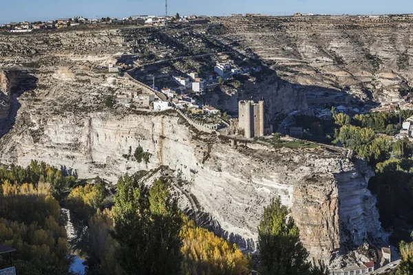 石灰岩の山の上に、街のパノラマの景色があるアルカラ ・ デル ・ フカル、アルバセテ県スペインでムワッヒド起源 12 世紀の城を取る — ストック写真