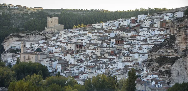 Panoramautsikt över staden, på toppen av kalksten berg ligger slottet från 1100-talet Almohad ursprung, ta i Alcala del Júcar, Albacete province, Spanien — Stockfoto