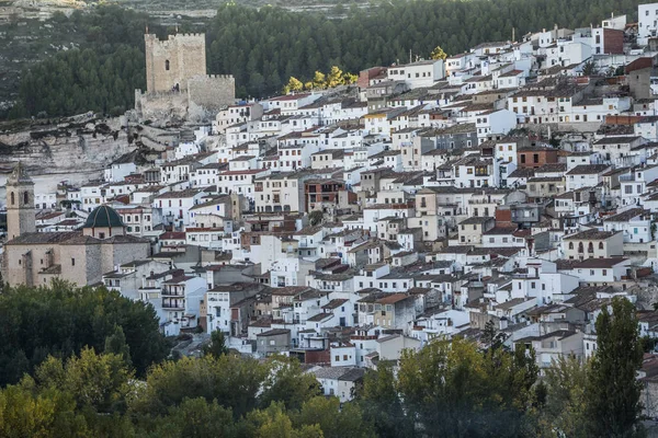 Panoramatický pohled na město, na vrcholu skály se nachází hrad z 12. století opěrná, se v Alcalá del Jucar, provincii Albacete, Španělsko — Stock fotografie