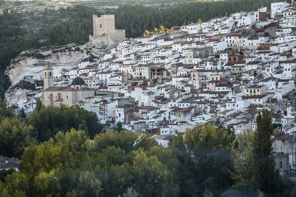 Panoramisch uitzicht over de stad, op de top van kalksteen berg ligt kasteel uit de 12e eeuw Almohaden oorsprong, nemen in Alcala del Jucar, provincie Albacete, Spanje — Stockfoto