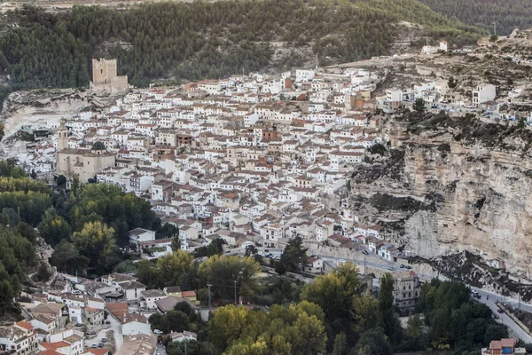 Panoramautsikt över staden, på toppen av kalksten berg ligger slottet från 1100-talet Almohad ursprung, ta i Alcala del Júcar, Albacete province, Spanien — Stockfoto