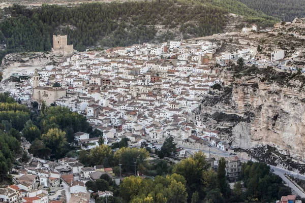 Panoramisch uitzicht over de stad, op de top van kalksteen berg ligt kasteel uit de 12e eeuw Almohaden oorsprong, nemen in Alcala del Jucar, provincie Albacete, Spanje — Stockfoto