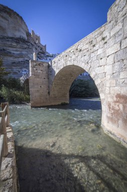 Roma köprüsü, kasabaya geçiş dağ kireçtaşı üstündeki nehir Jucar tarafından orta kısmında yer alan Muvahhidler yer alan kale yüzyıldan XII, Alcala del Jucar, İspanya kökenlidir